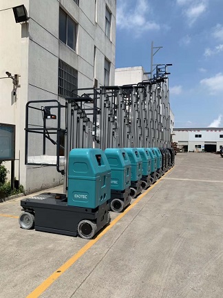 卡特凯拓铝合金单桅柱自行高空车.jpg
